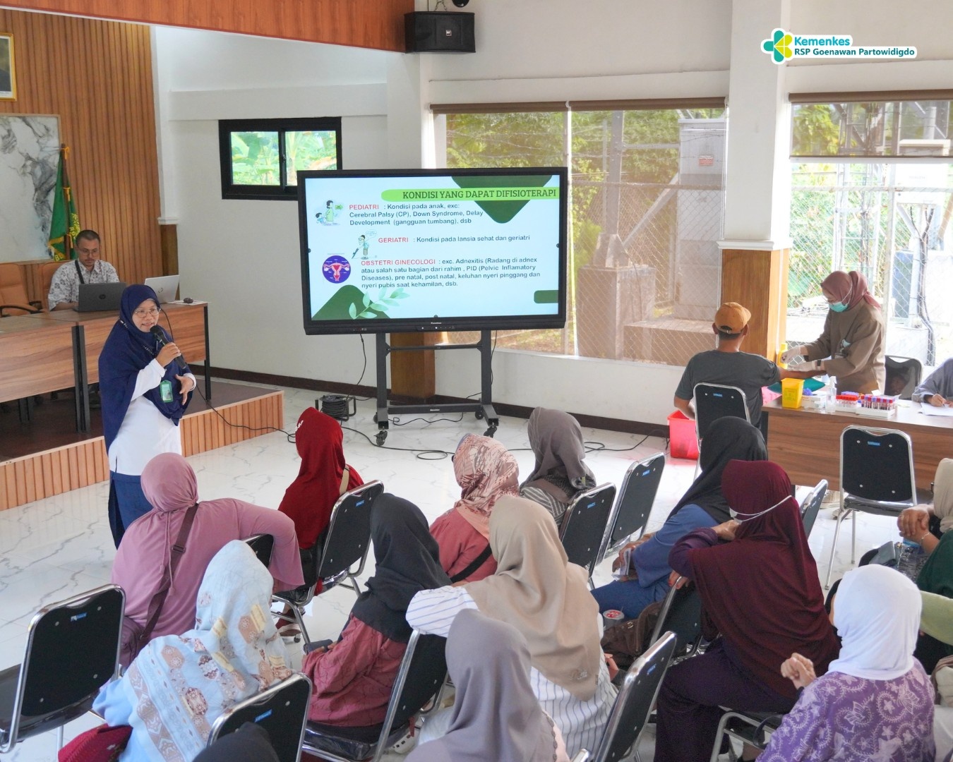 RS Goenawan Berbagi Edukasi Kesehatan Melalui Fisioterapi di Kantor Desa Cipayung Girang